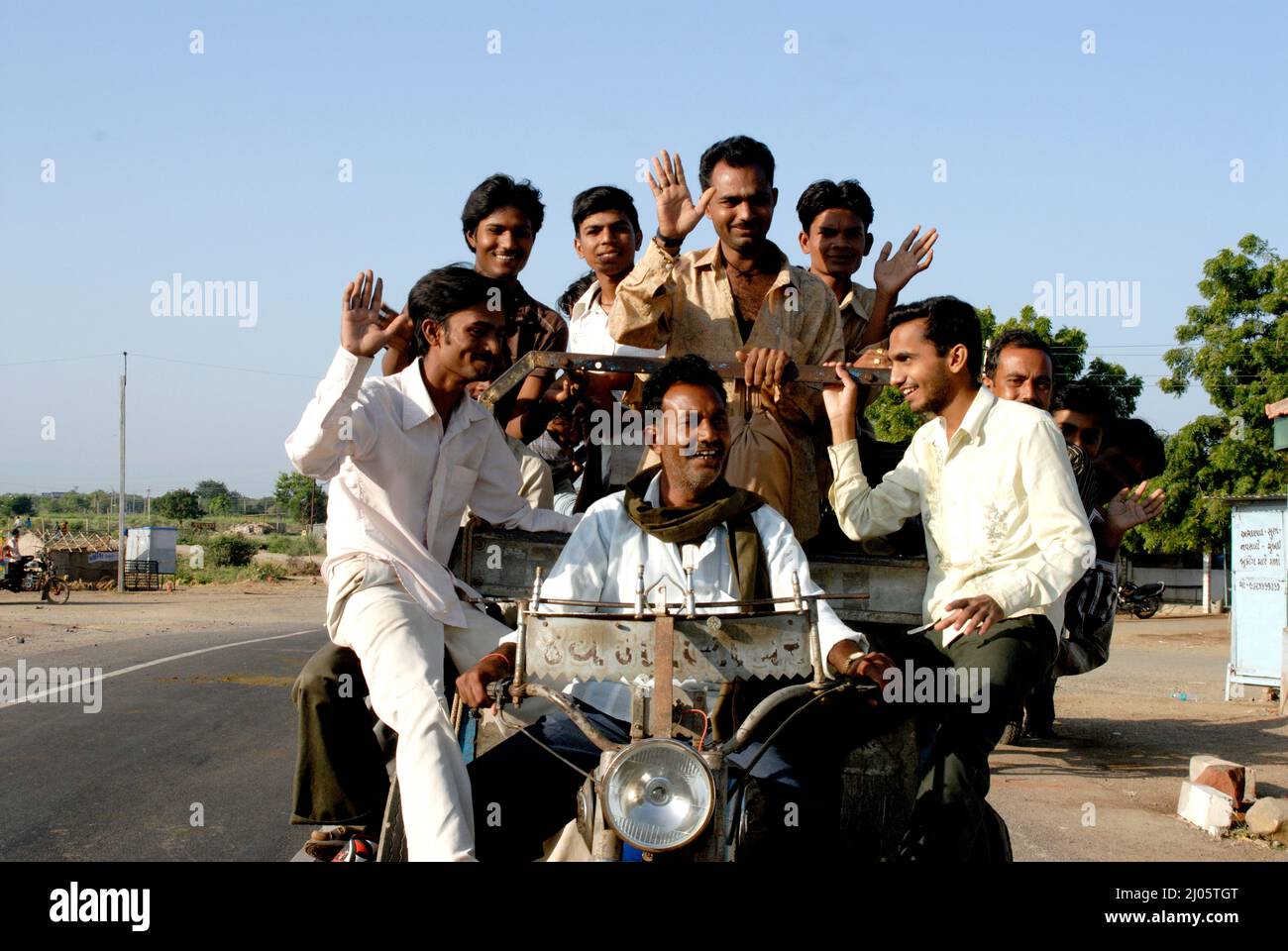 Amreli Gujarat Sep. 20 2009 nicht identifizierte Reisende nehmen eine lokale "Chakdas" Motorrad-Rikscha die lokalen Verkehrsmittel sind billig, aber oft überfüllt. Stockfoto