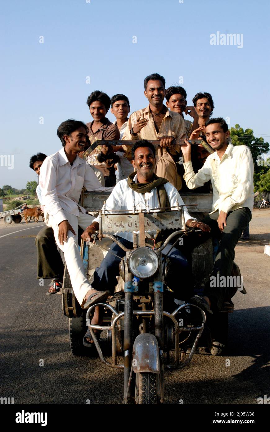 Amreli Gujarat Sep. 20 2009 nicht identifizierte Reisende nehmen eine lokale "Chakdas" Motorrad-Rikscha die lokalen Verkehrsmittel sind billig, aber oft überfüllt. Stockfoto