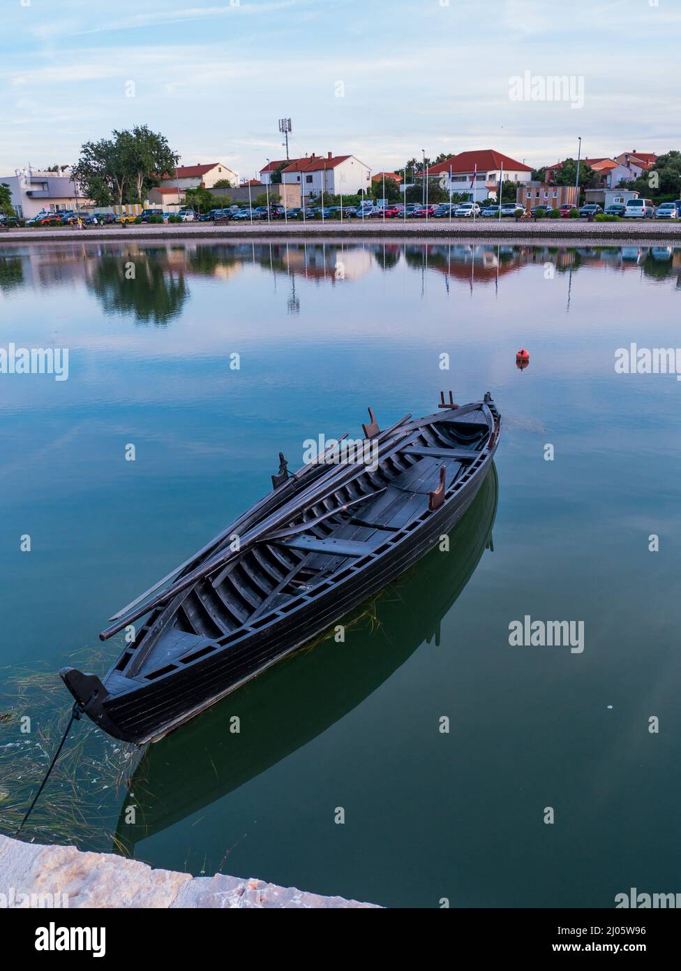 Replik von Condura. Altes mittelalterliches Schiff in der Stadt Nin, Dalmatien, Kroatien. Condura Croatica, altes Holzschiff aus dem 11. Jahrhundert, in Nin, Kroatien Stockfoto