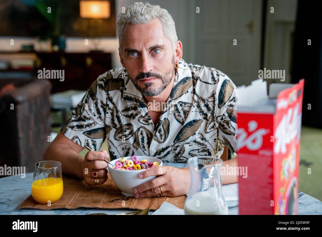 VERÖFFENTLICHUNGSDATUM: 22. April 2022 TITEL: The Unertraable Weight of Massive Talent. STUDIO: Lionsgate. REGIE: Tom Gormican. PLOT: Nicolas Cage, ein Bargeldfan, stimmt zu, auf der Geburtstagsfeier eines Milliardärs-Superfans einen bezahlten Auftritt zu machen, ist aber wirklich ein Informant für die CIA, da der Milliardär-Fan ein Drogenkönigin ist und in einem Tarantino-Film gecastet wird. HAUPTROLLE: PACO LEON als Lucas Gutierrez. (Kreditbild: © Lionsgate/Entertainment Picturs) Stockfoto