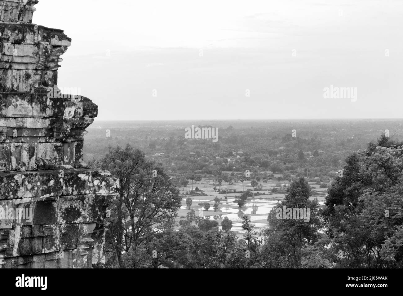 Nebliger Morgenblick von Phnom Bakheng in Angkor Wat, Kambodscha. Stockfoto