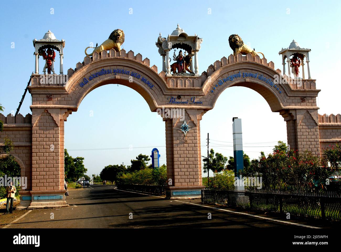Amreli; Gujarat; indien: 22. Sep. 2009 - Backsteintor Eingang zum Stadtteil Lathi Amreli mit großer Statue der Göttin Durga und Löwen Stockfoto