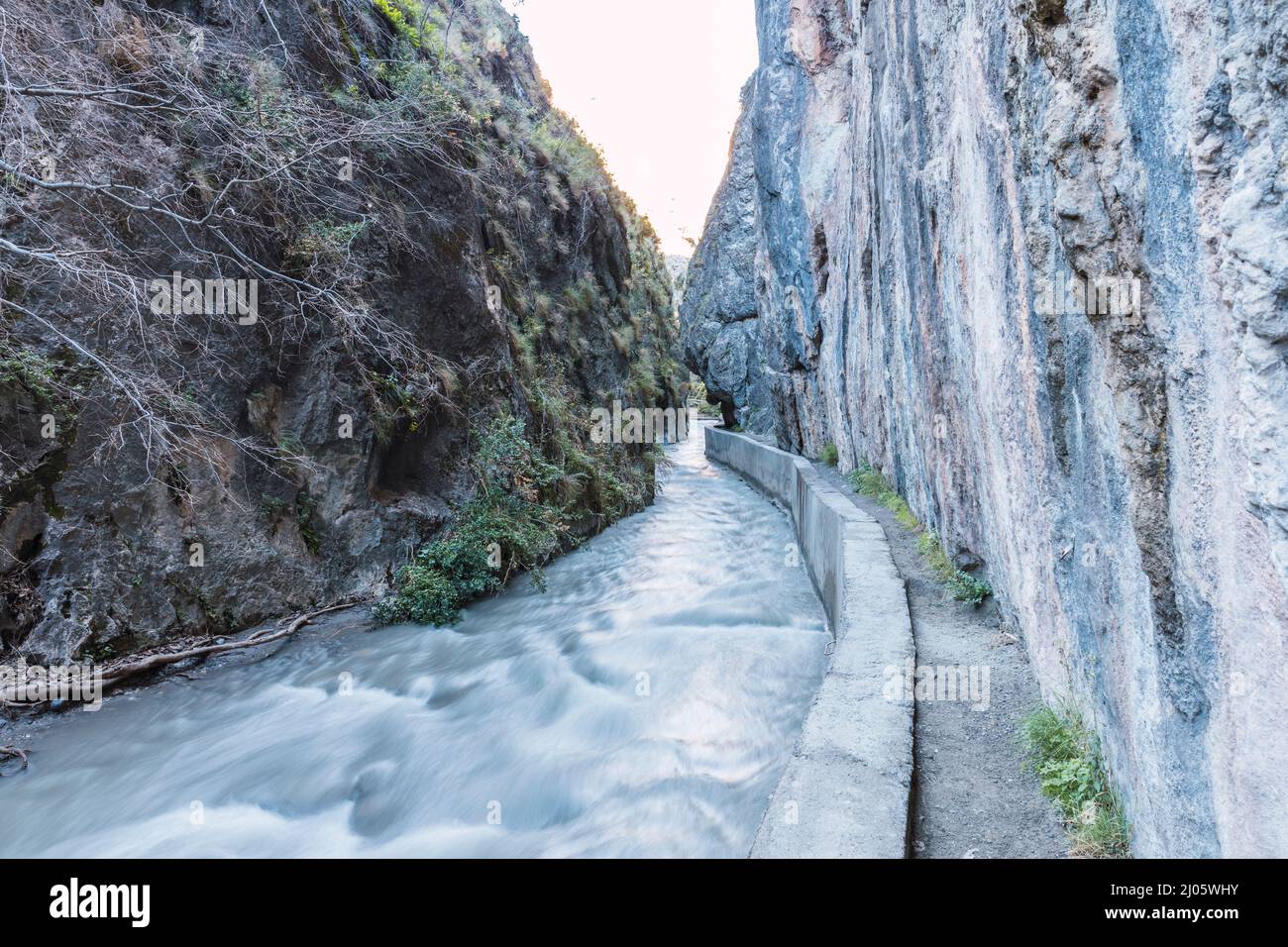 Enger Korridor zwischen den Bergmauern auf der Route des Flusses Monachil, in Los Cahorros, Granada, Spanien. Stockfoto