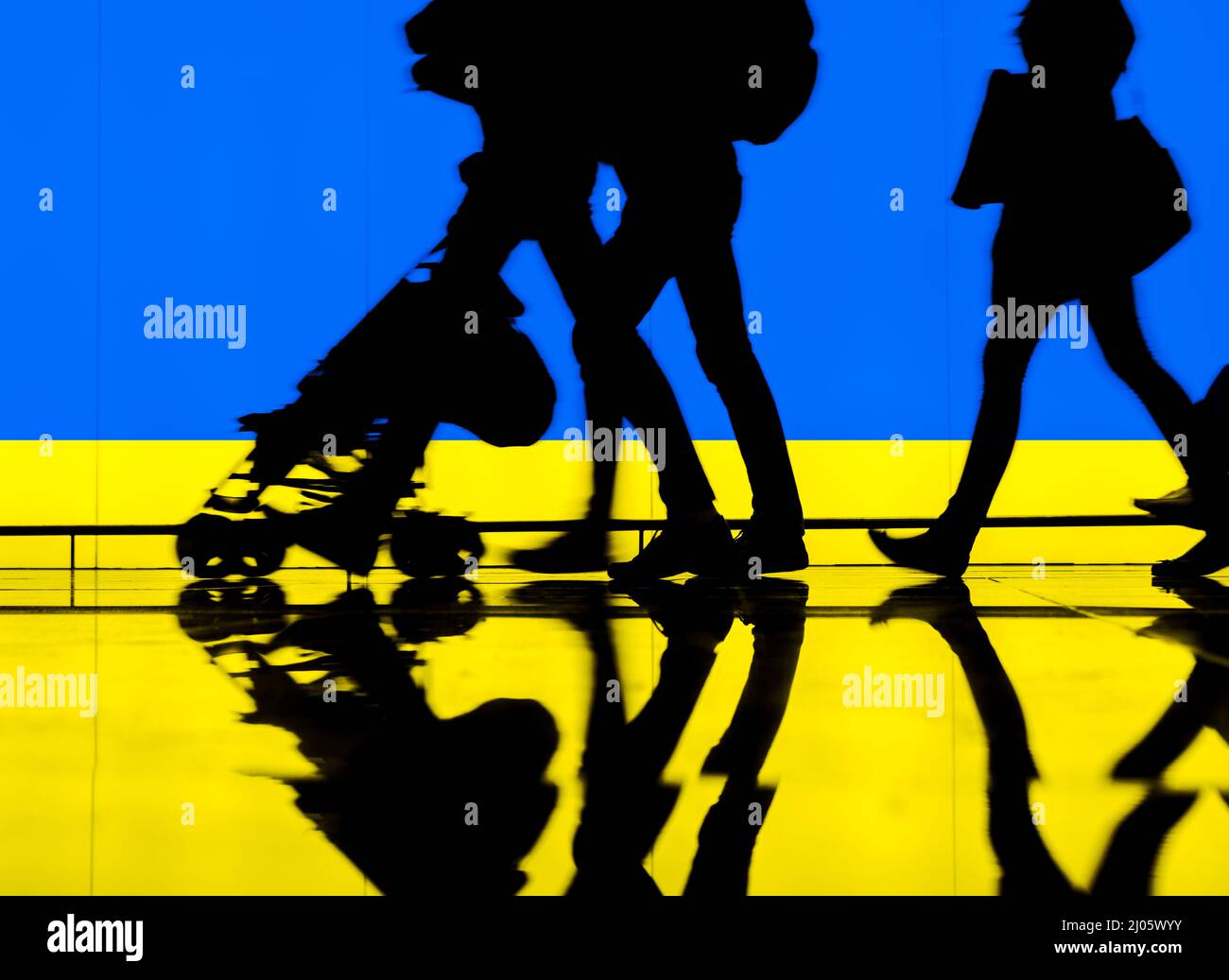 Menschen und Kinder auf dem Flughafen mit der Flagge der Ukraine überlagert. Häuser für die Ukraine, Russland Ukraine Konflikt Krieg, Flüchtlinge, EU, Sanktionskonzept. Stockfoto