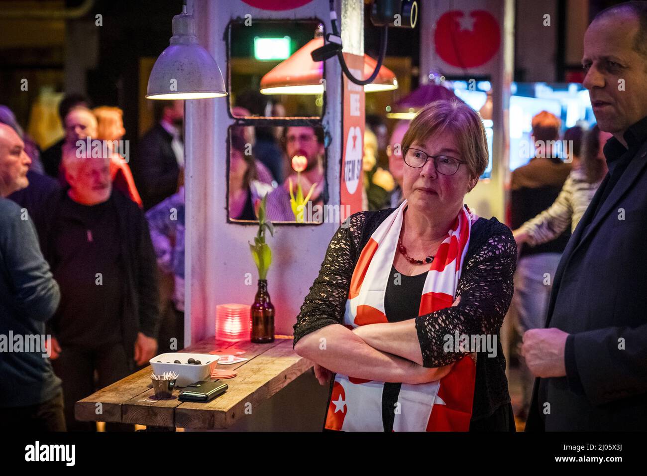 DEN B.Sc. - Partijleden van de SP volgen de uitslagen van de gemeenteraadsverkiezingen in Cafe Bossche Brouwers. ANP ROB ENGELAAR Stockfoto