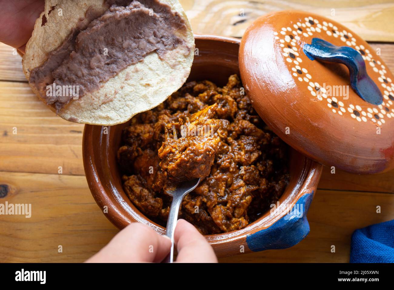 Traditionelle Eier mit Pasillapfeffer-Sauce Stockfoto