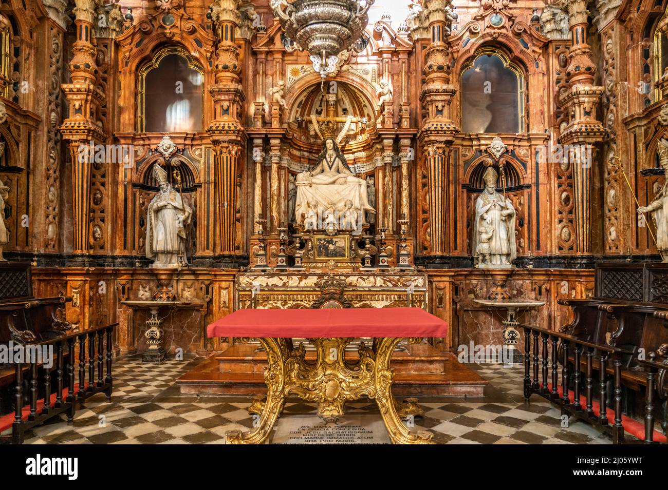 Altar einer Seitenkapelle der Kathedrale Santa María de la Encarnación in Granada, Andalusien, Spanien | Altar in einer Kapelle der Kathedrale Santa Mar Stockfoto