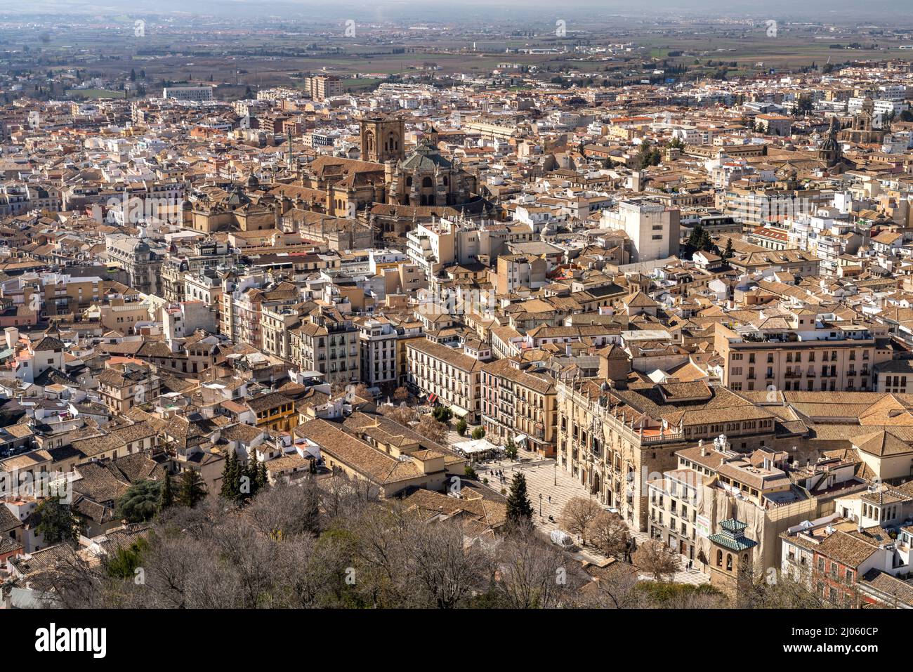 Blick auf die Altstadt mit dem Platz Plaza Naeva und Kathedrale in Granada, Andalusien, Spanien | Blick auf die Altstadt mit dem Platz Plaza Naeva und t Stockfoto