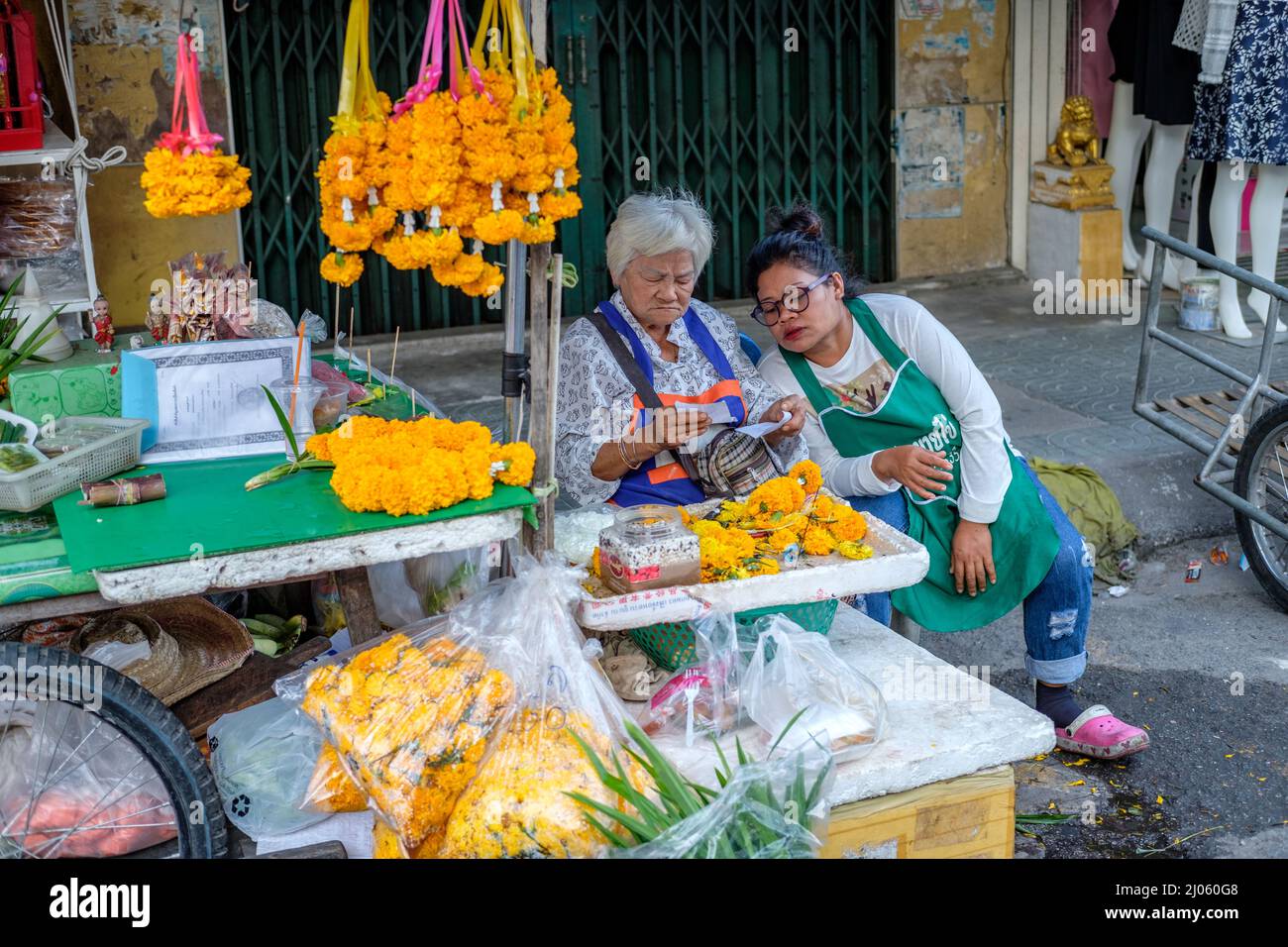 Frau, die Phuang Malai in Hua hin macht. Dies ist eine traditionelle Blumengirlande, die als Glücksbringer genutzt wird und oft in Autos und Taxis zu sehen ist Stockfoto