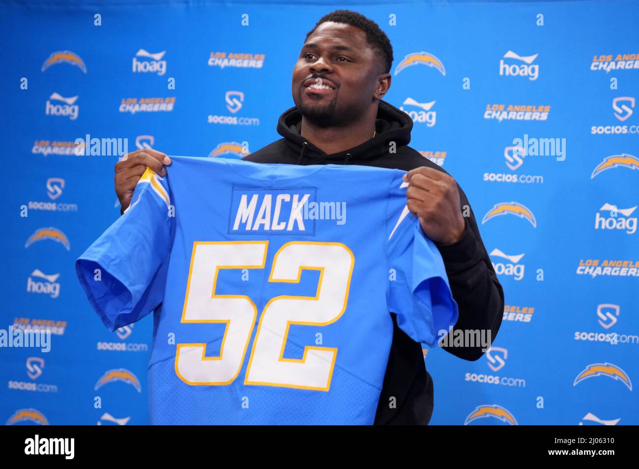 Los Angeles Chargers Linebacker Khalil Mack posiert mit No. 52 Trikot auf der Einführungspressekonferenz am Mittwoch, 16. März 2022, in Costa Mesa, Kalif. Stockfoto