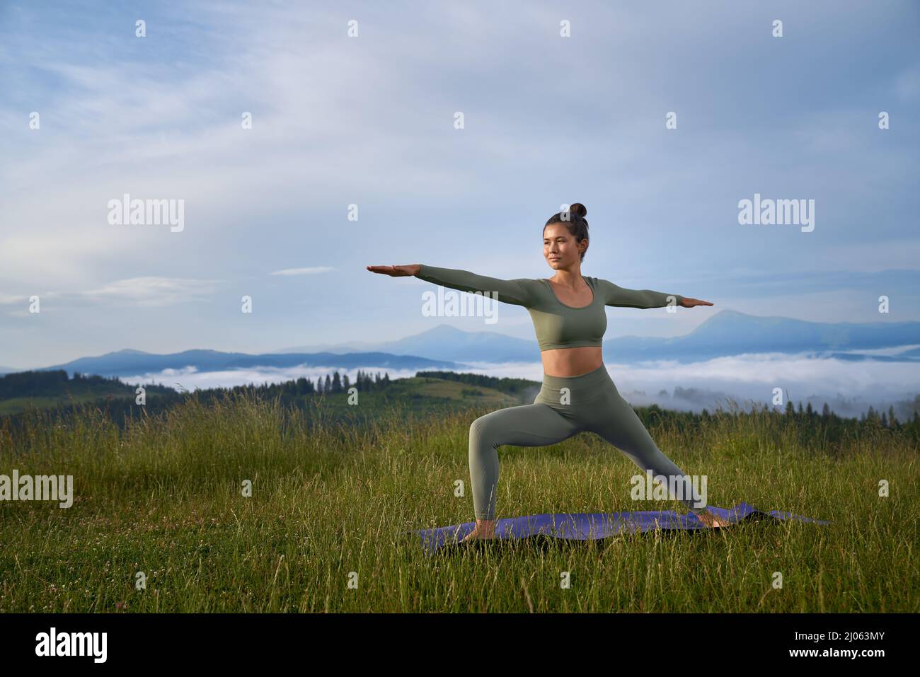Attraktive junge Frau mit dunklem Haar, die morgens im Freien trainiert. Konzept von Menschen, Training und aktiven Lebensstil. Stockfoto