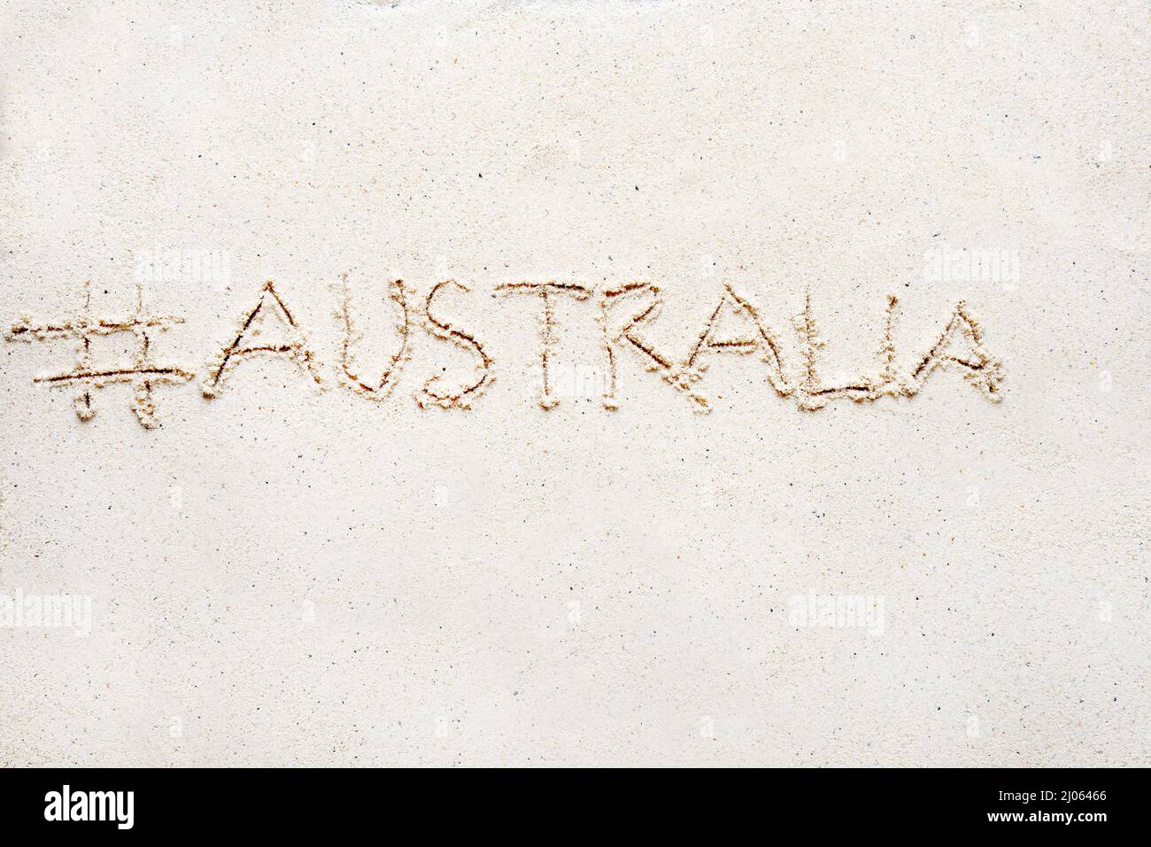 Handschriftliche Worte „Australien“ auf Sand am Strand Stockfoto