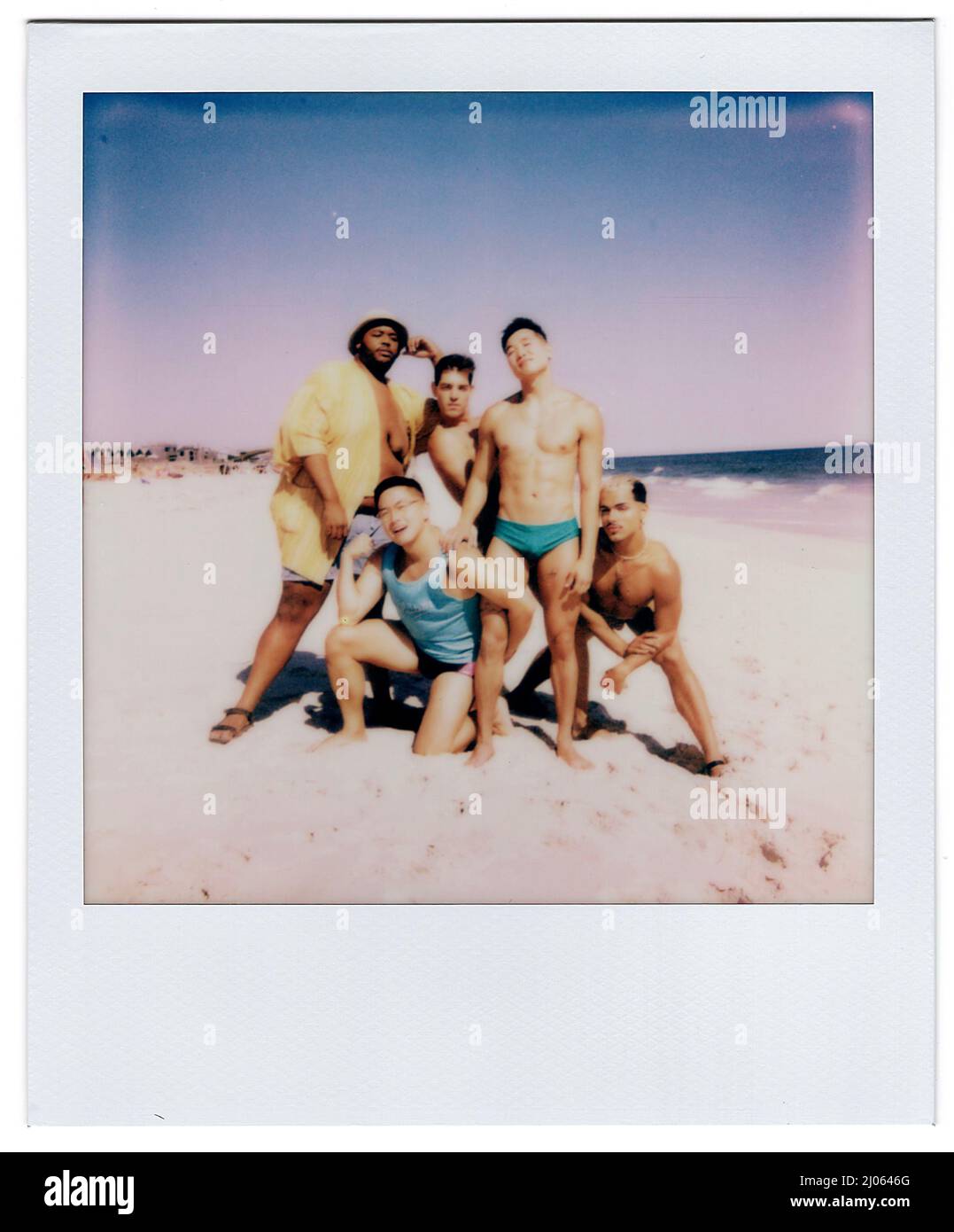 VERÖFFENTLICHUNGSDATUM: 3. Juni 2022. TITEL: Fire Island. STUDIO: Sucher Pictures. REGISSEUR: Andrew Ahn. PLOT: Ein Paar bester Freunde machte sich auf, um einen legendären einwöchigen Sommerurlaub mit der Hilfe von billigen Rose und einer Gruppe eklektischer Freunde zu verbringen. MIT den HAUPTROLLEN: Bowen Yang, Tomas Matos, Matt Rogers, Torian Miller und Joel Kim Booster. (Kreditbild: © Searchlight Pictures/Entertainment Pictures) Stockfoto