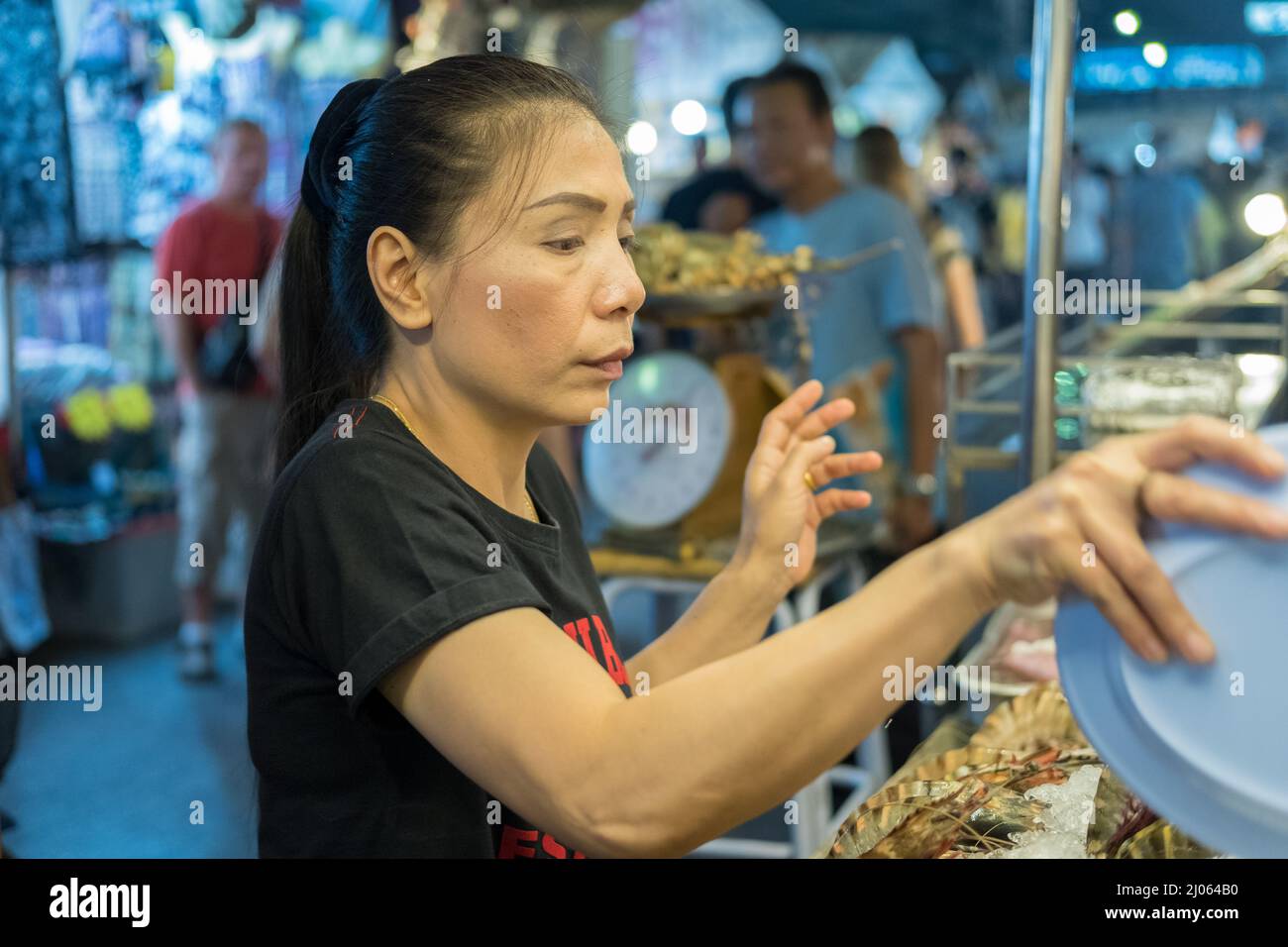 Urbane Szene vom berühmten Nachtmarkt in Hua hin. Hua hin ist ein beliebtes Touristenziel in Thailand. Stockfoto