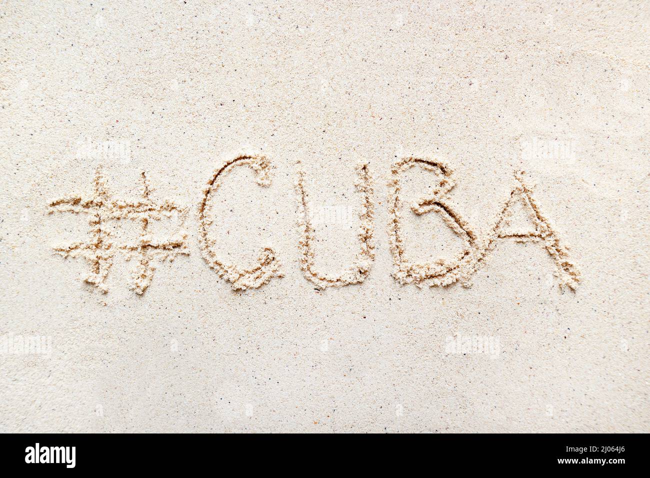 Handschriftliche Worte 'Kuba' auf Sand am Strand Stockfoto