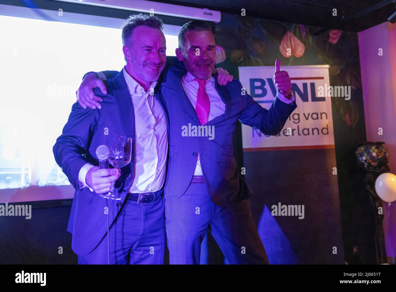 HAARLEM - Belang van Nederland-lijsttrekker Wybren van Haga (L) hat Paul Meijer im Governor op de gemeenteraadsverkiezingen getroffen. UND MICHEL VAN BERGEN Stockfoto