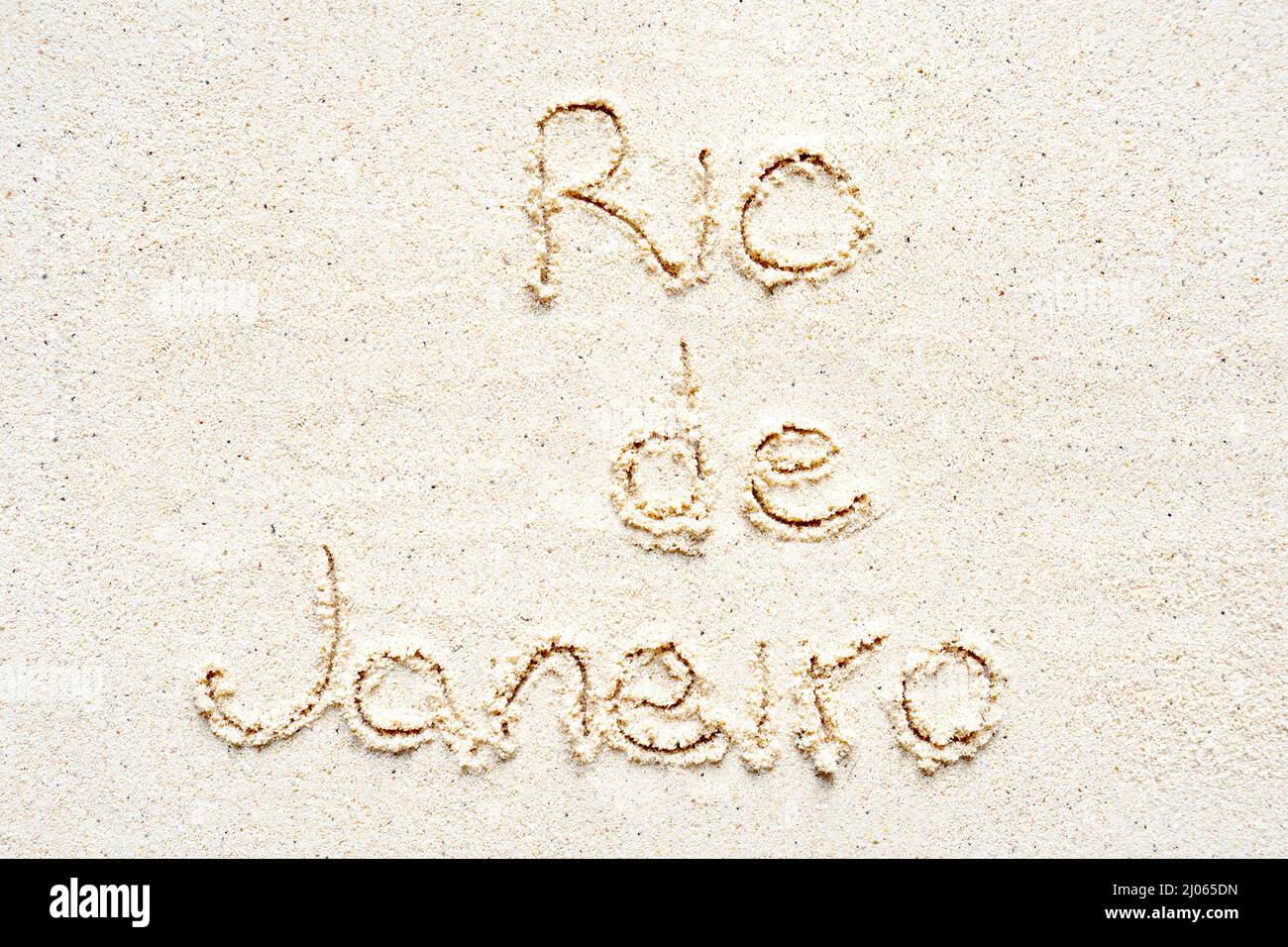 Handschriftliche Worte 'Rio de Janeiro' auf Sand am Strand Stockfoto