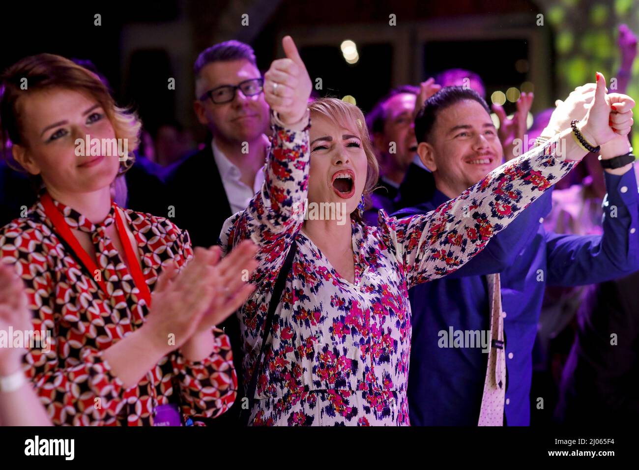 BAARLO - Partijleden van FVD volgen in Kasteel de Berckt de uitslagen voor de gemeenteraadsverkiezingen. ANP BAS CZERWINSKI Stockfoto