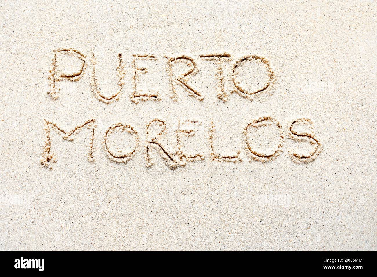 Handschriftliche Worte 'Puerto Morelos' auf Sand am Strand Stockfoto