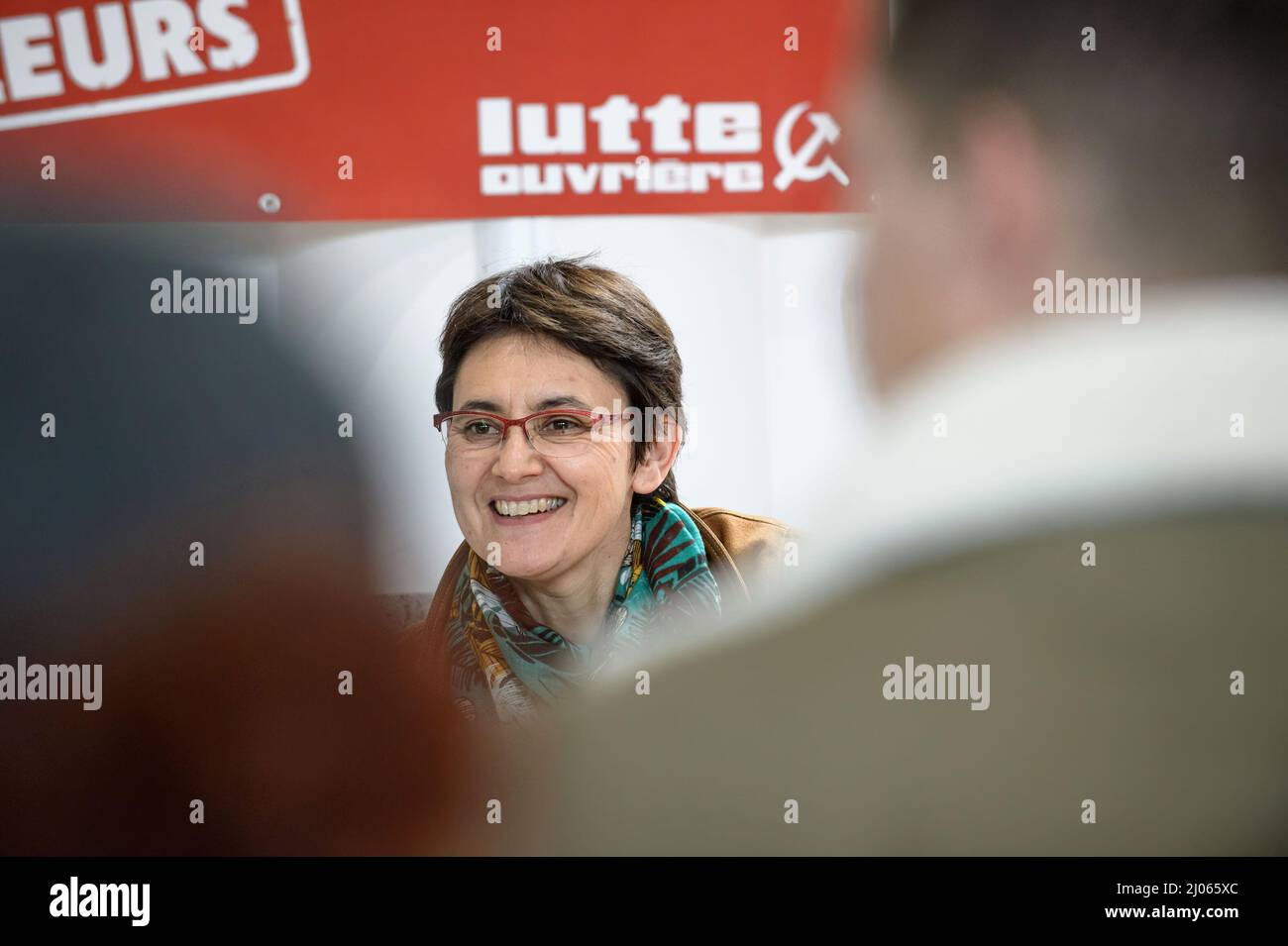 Aix En Provence, Frankreich. 16. März 2022. Nathalie Arthaud wird bei einem politischen Treffen gesehen, wie sie mit Studenten spricht. Nathalie Arthaud, Kandidatin für die Präsidentschaftswahl, ist in Aix-en-Provence. Sie trifft sich mit Studenten zum Gedankenaustausch. Nathalie Arthaud vertritt die linksextreme Partei Lutte OuvriËre. Kredit: SOPA Images Limited/Alamy Live Nachrichten Stockfoto