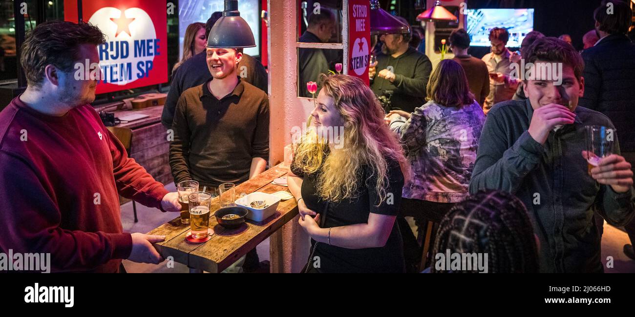 DEN B.Sc. - Partijleden van de SP volgen de uitslagen van de gemeenteraadsverkiezingen in Cafe Bossche Brouwers. ANP ROB ENGELAAR Stockfoto