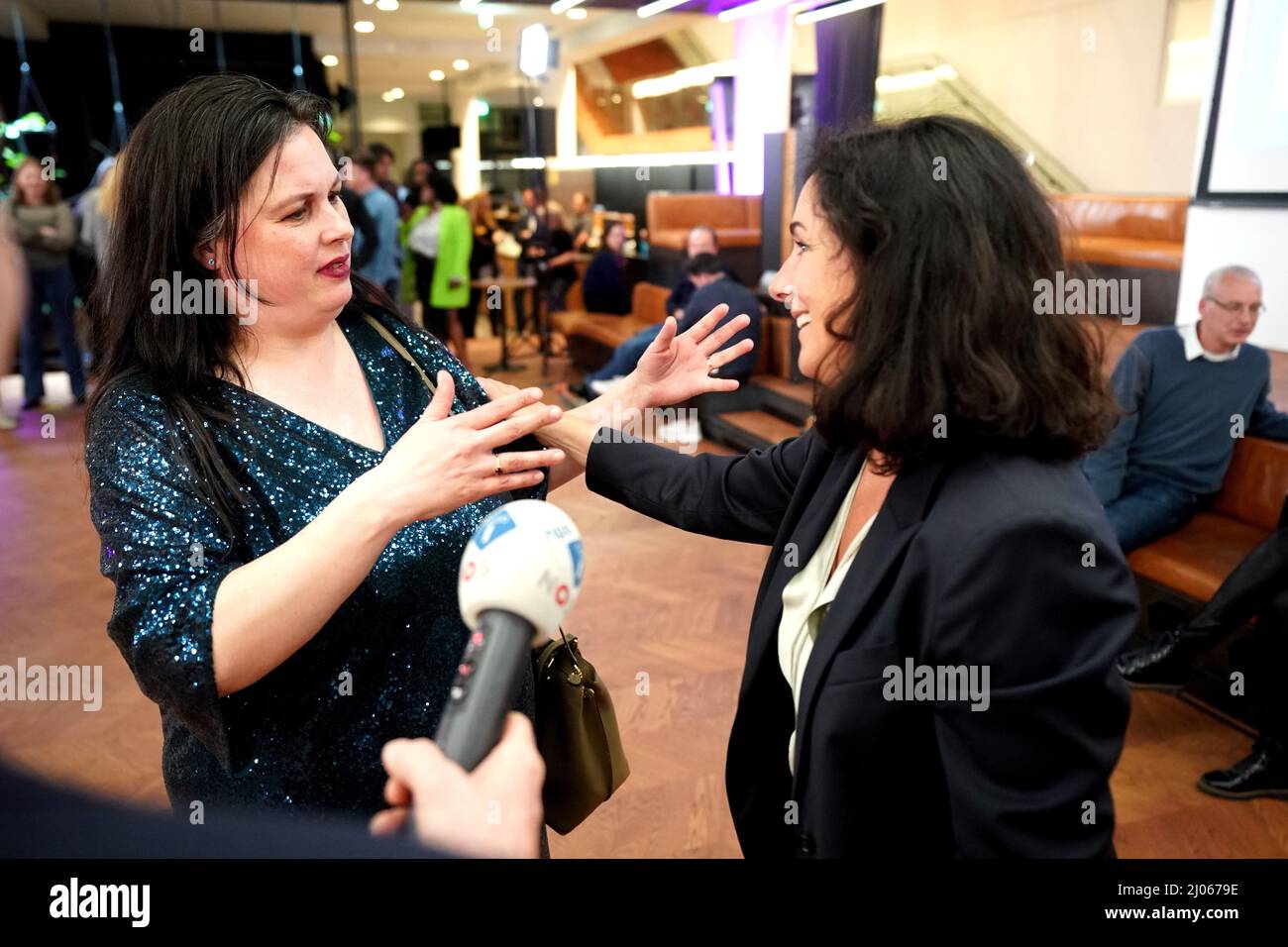 AMSTERDAM - Burgemeester Femke Halsema en Annabel Nanninga (JA21) tijdens de verkiezingsavond van de gemeente Amsterdam. ANP JEROEN JUMELET Stockfoto