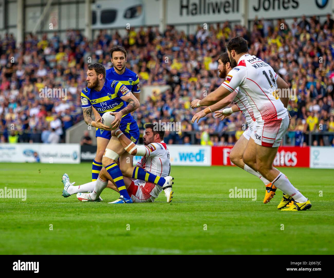 Warrington 16 July 2015: Warrington Wolves veranstaltete St Helens im Halliwell Jones Stadium, Daryl Clark wird angegangen und preapres, um den Ball abzuladen Stockfoto