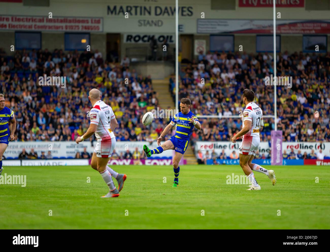 Warrington 16. Juli 2015: Warrington Wolves veranstaltete St. Helens im Halliwell Jones Stadium. Richie Myler tritt den Ball nach dem fünften Tackle Stockfoto