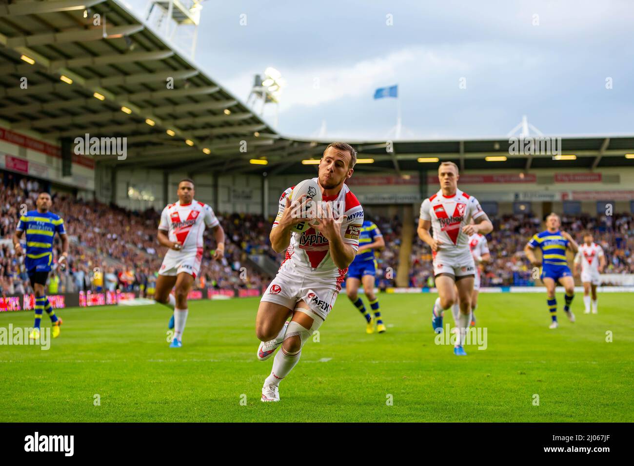 Warrington 16. Juli 2015: Warrington Wolves veranstaltete St. Helens im Halliwell Jones Stadium. St Helens überquert die Try Line Stockfoto