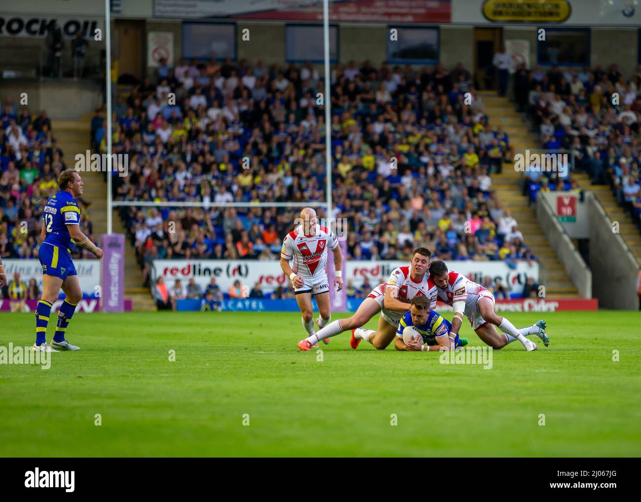 Warrington 16. Juli 2015: Warrington Wolves veranstaltete St. Helens im Halliwell Jones Stadium. Richie Mtler wird im Mittelfeld angegangen Stockfoto