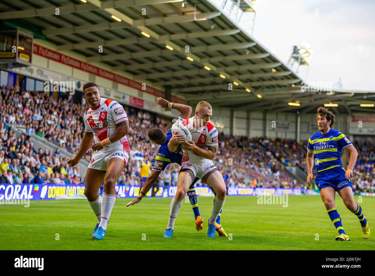 Warrington 16. Juli 2015: Warrington Wolves veranstaltete St. Helens im Halliwell Jones Stadium. St Helens überquert die Try Line, um zu Punkten Stockfoto