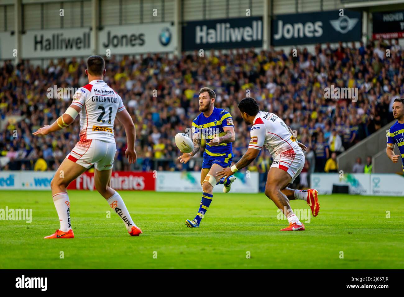 Warrington 16. Juli 2015: Warrington Wolves veranstaltete St. Helens im Halliwell Jones Stadium. Daryl Clark passiert den Ball, während er die Heiligen attackiert Stockfoto