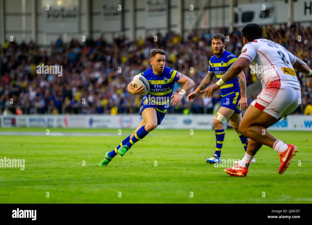 Warrington 16. Juli 2015: Warrington Wolves veranstaltete St. Helens im Halliwell Jones Stadium. Richie Myler rennt bei der Verteidigung mit dem Ball unter seinem A Stockfoto