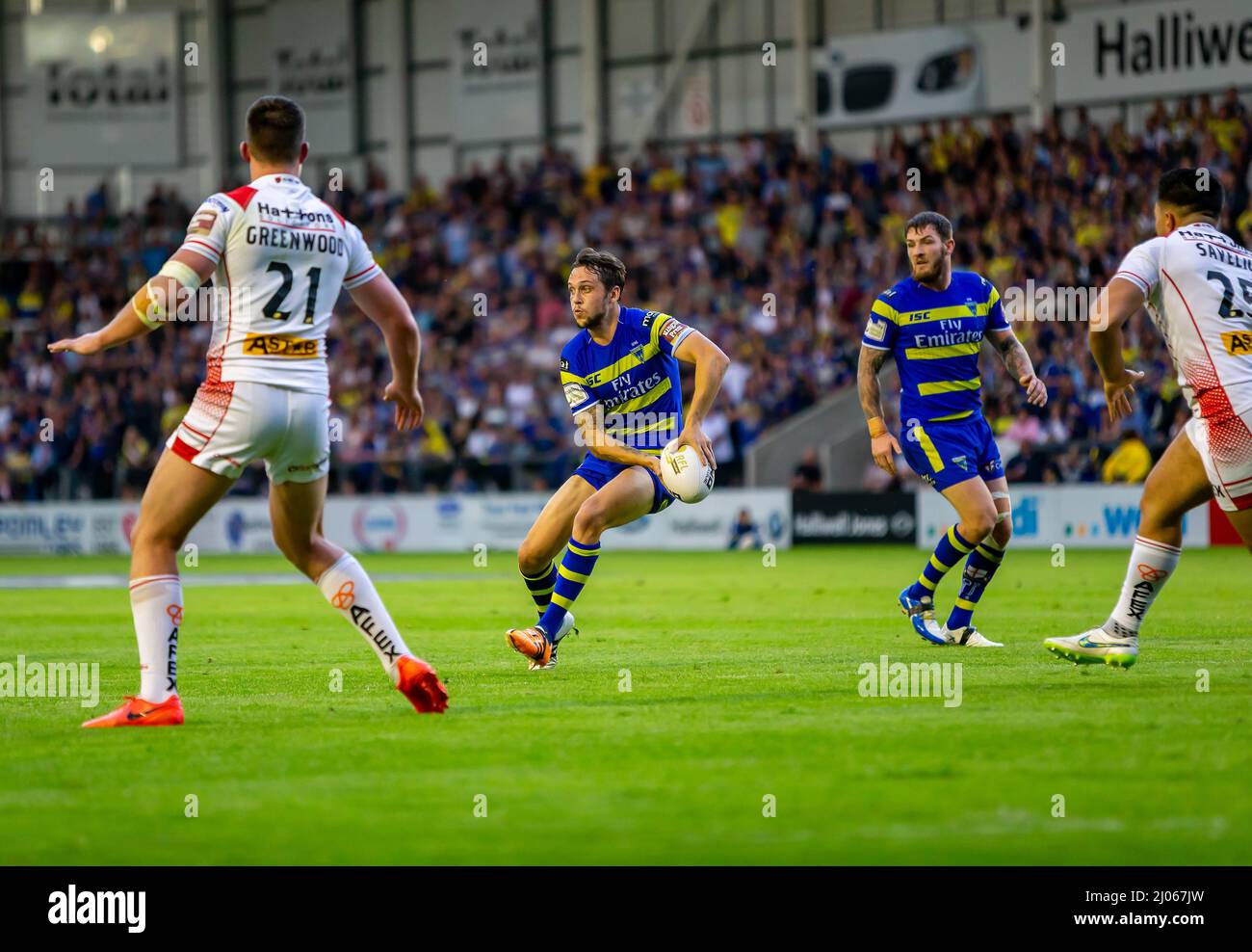Warrington 16. Juli 2015: Warrington Wolves veranstaltete St. Helens im Halliwell Jones Stadium. Der Ball wird als Warrington-Angriff entlang der Linie geführt Stockfoto