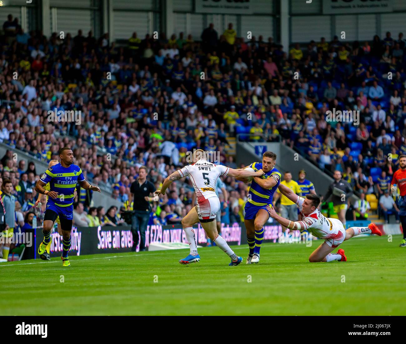Warrington 16. Juli 2015: Warrington Wolves veranstaltete St. Helens im Halliwell Jones Stadium. Zwei St. Helens-Spieler machen ein Tackle Stockfoto