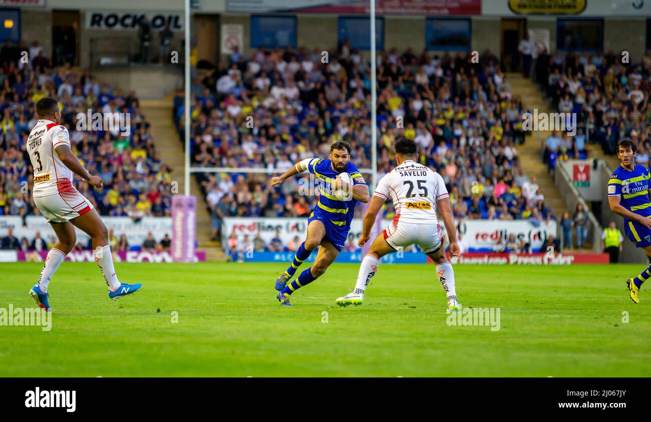 Warrington 16. Juli 2015: Warrington Wolves veranstaltete St. Helens im Halliwell Jones Stadium. Anthony England läuft mit dem Ball gegen die Opposition Stockfoto