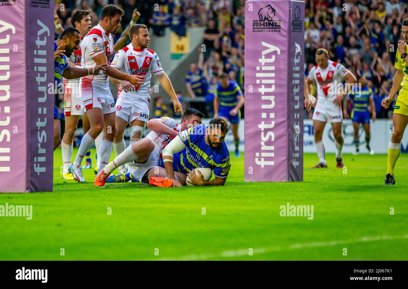 Warrington 16. Juli 2015: Warrington Wolves veranstaltete St. Helens im Halliwell Jones Stadium. Anthony England gibt einen Versuch unter den Pfosten Stockfoto