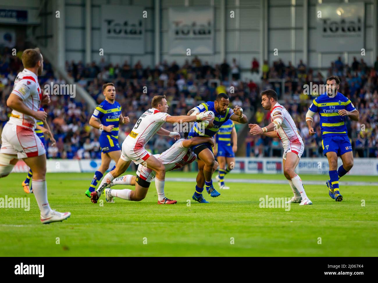 Warrington 16. Juli 2015: Warrington Wolves veranstaltete St. Helens im Halliwell Jones Stadium. Roy Asotasi läuft während er angegangen wird Stockfoto