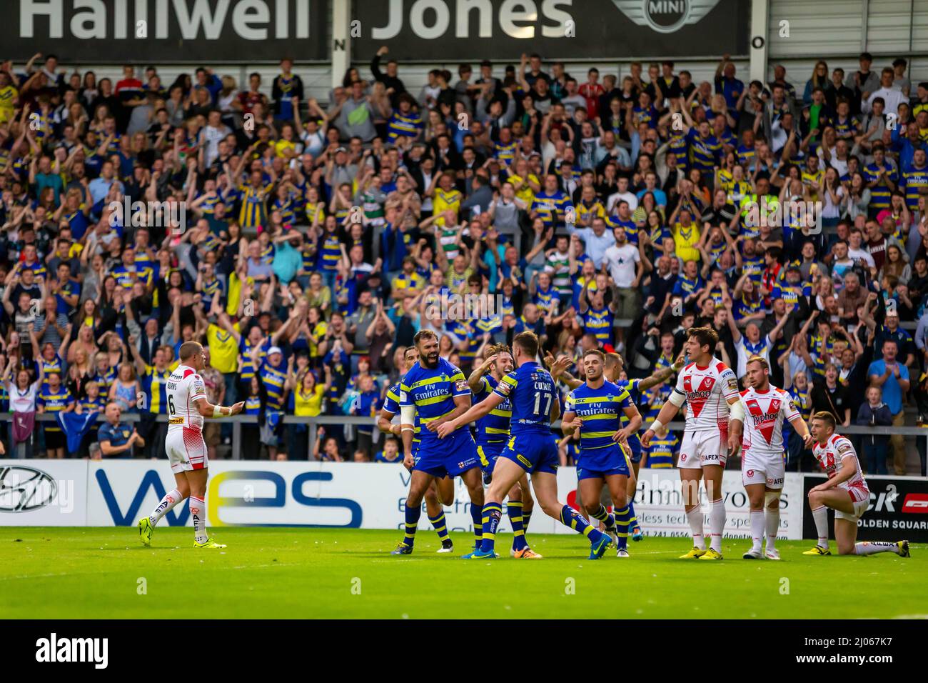 Warrington 16. Juli 2015: Warrington Wolves veranstaltete St. Helens im Halliwell Jones Stadium. Wölfe Spieler feiern einen Versuch Stockfoto