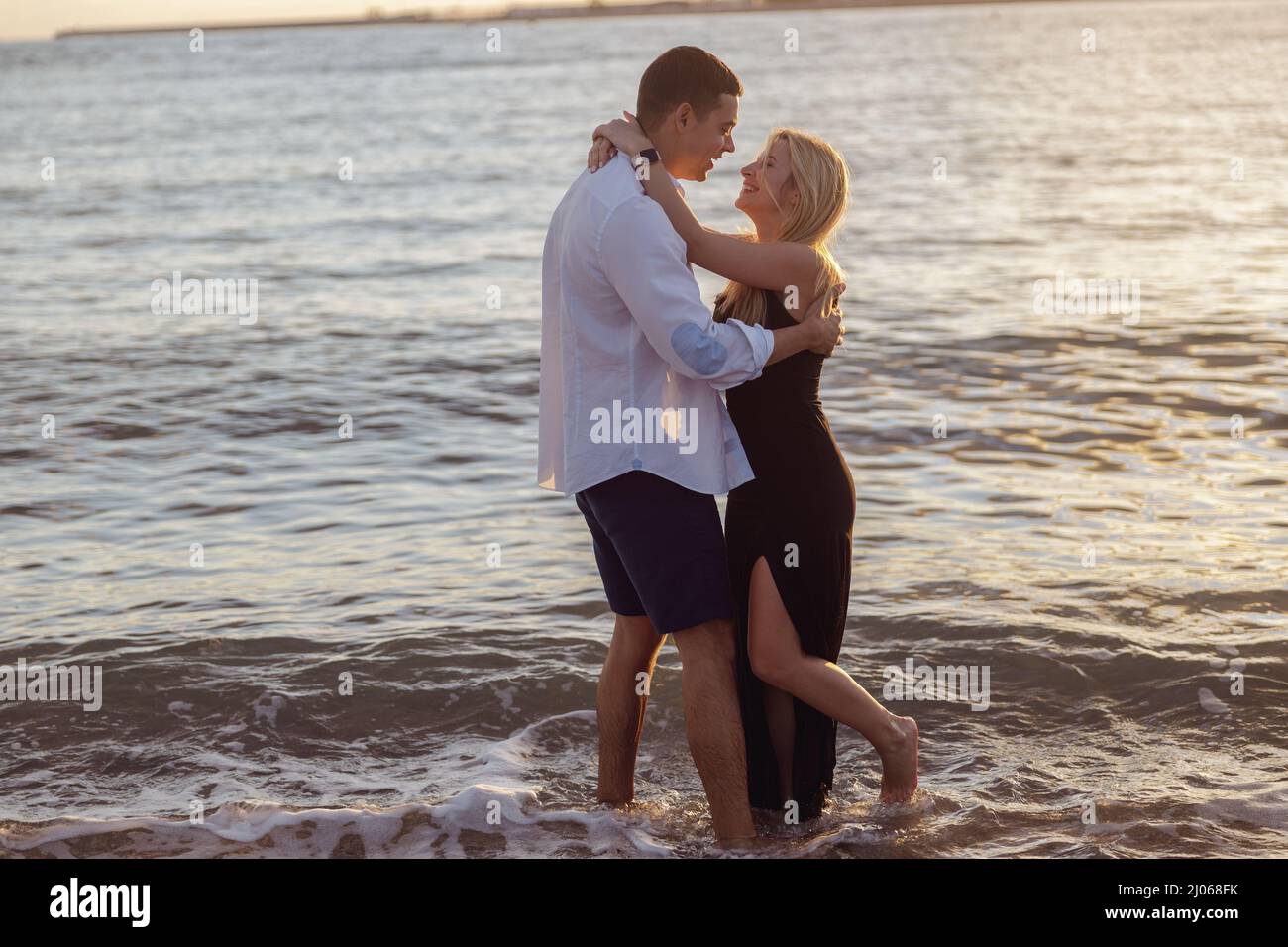 Foto in voller Länge des Paares, das am Meer tanzt Stockfoto