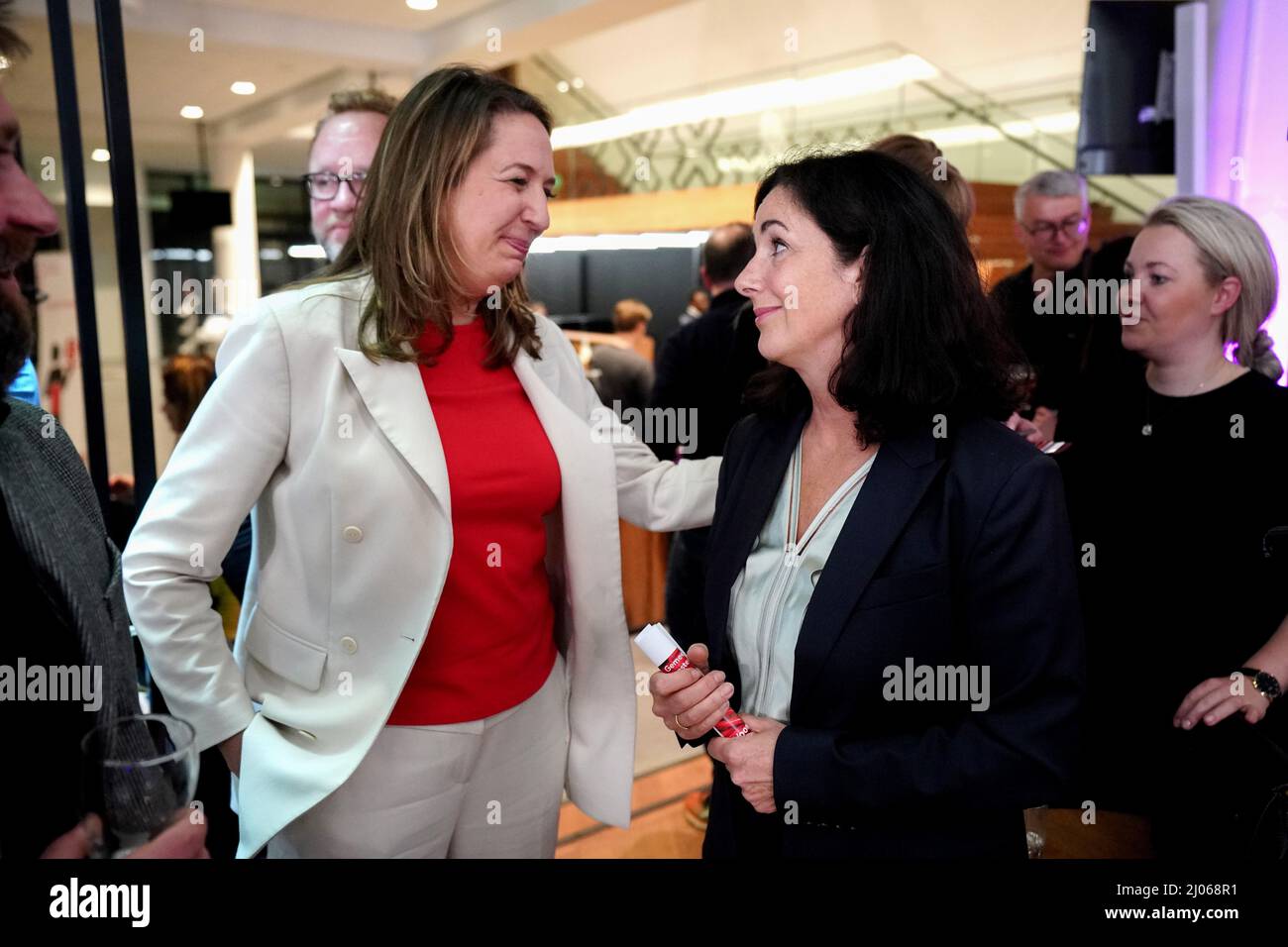 AMSTERDAM - Burgemeester Femke Halbema (r) en PvdA-lijsttrekker Marjolein Moorman tijdens de verkiezingsavond van de gemeente Amsterdam. ANP JEROEN JUMELET Stockfoto