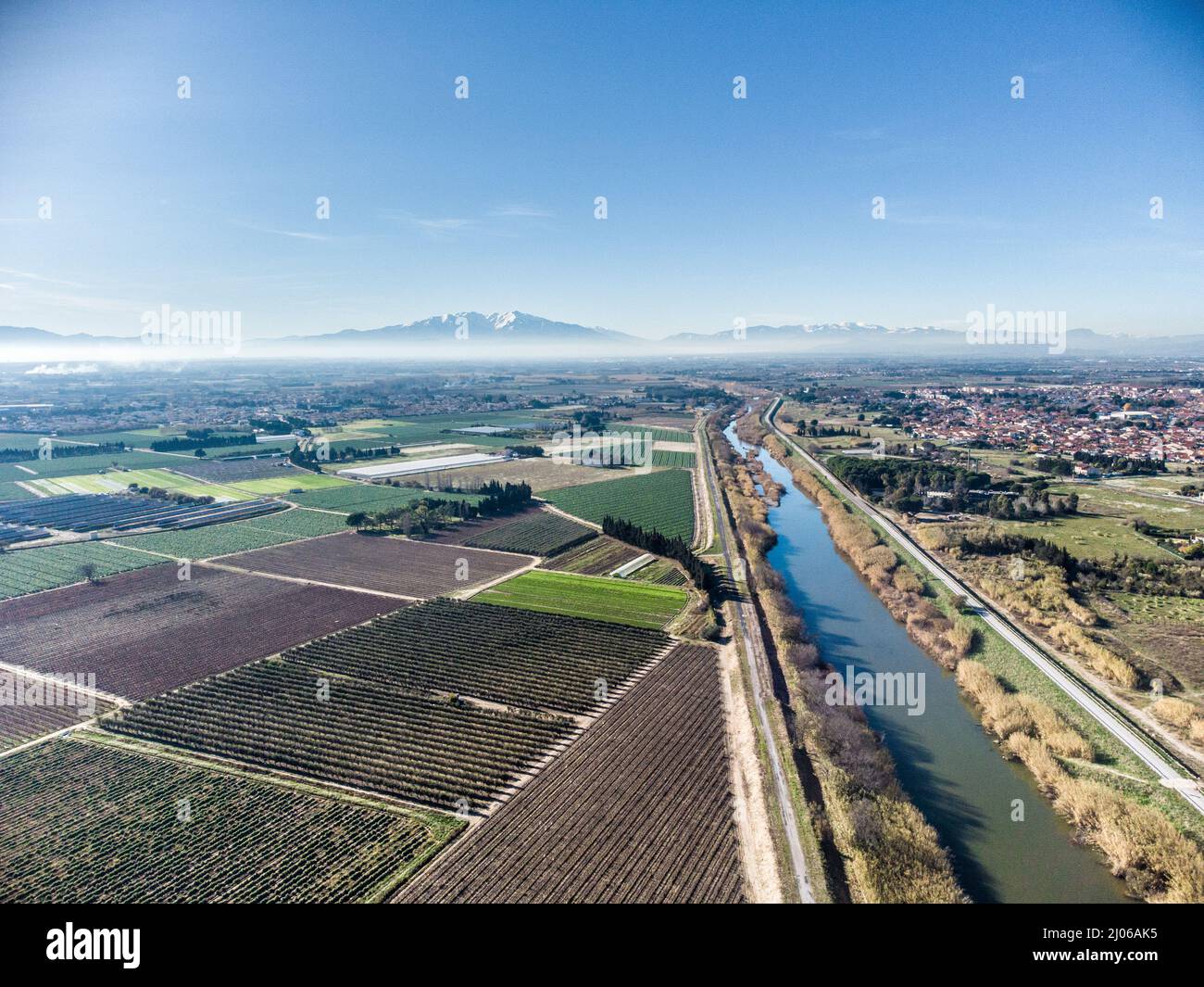 Panorama aérien de la voie verte de l'agly et du Canigou Stockfoto