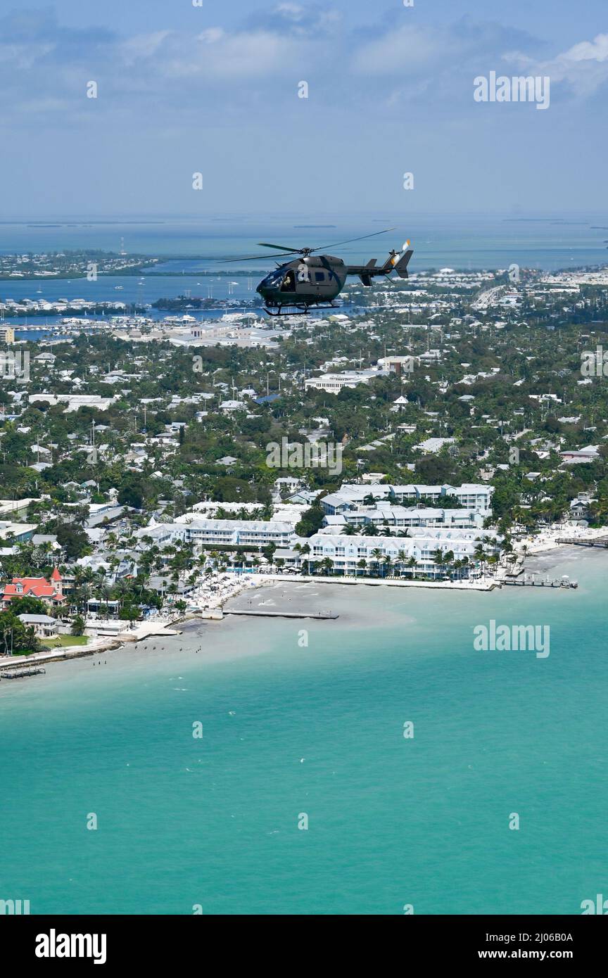 220309-N-IW125-1185 KEY WEST, Florida (9. März 2022) Ein Hubschrauber der US-Armee UH-72A Lakota, der an das 112. Aviation Regiment angeschlossen ist, fliegt über Key West, Florida, 9. März 2022. Die Naval Air Station Key West ist die hochmoderne Einrichtung für Kampfflugzeuge aller militärischen Dienste, bietet erstklassigen Pierside-Support für US- und ausländische Marineschiffe und ist das führende Ausbildungszentrum für militärische Einsätze unter und unter Wasser. (USA Navy Foto von Mass Communication Specialist 2. Klasse Nichola V. Huynh) Stockfoto