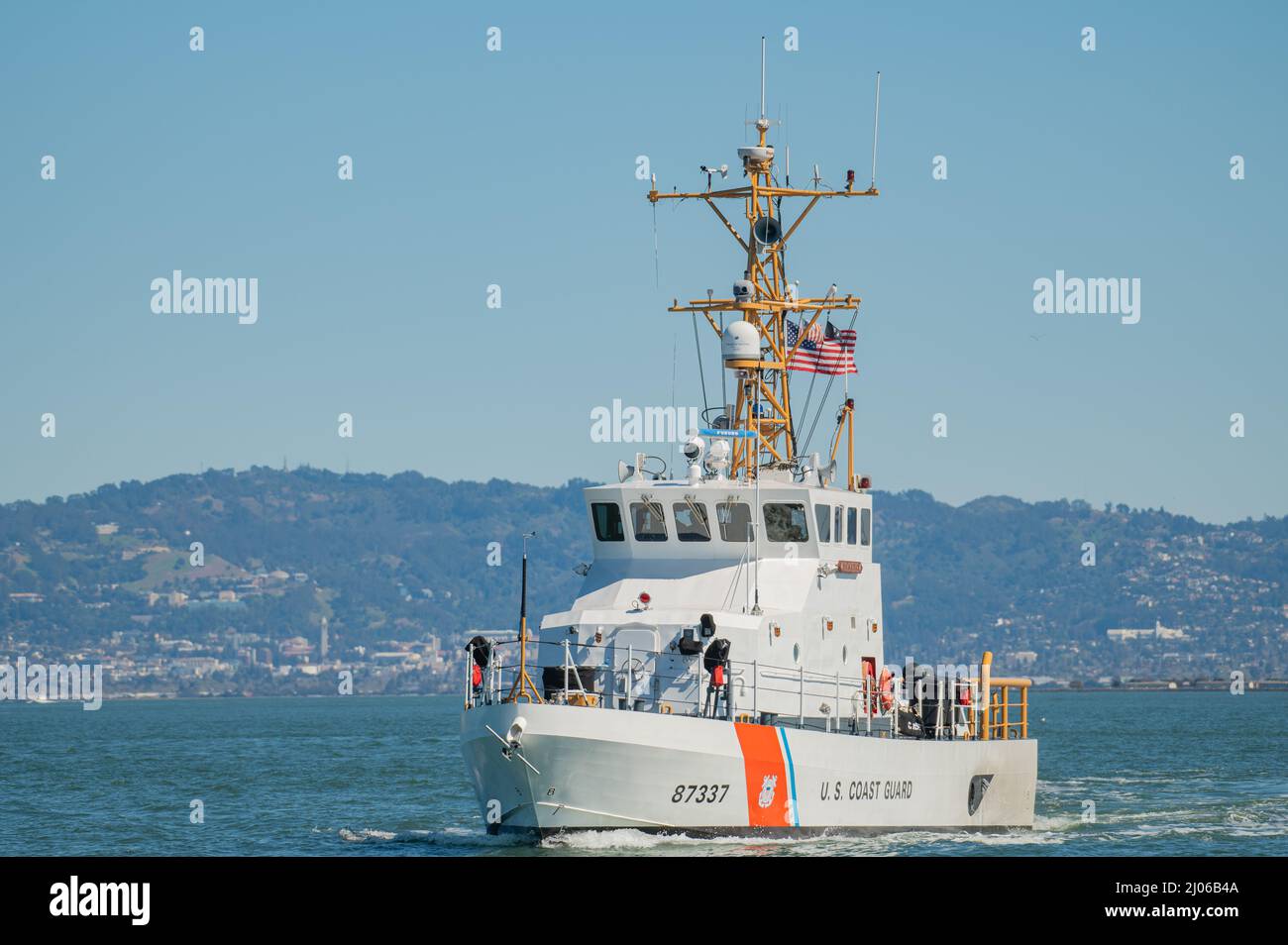 U.S. Coast Guard Cutter Sockeye, gezeigt als er einen 9/11 National Fähnchen in der San Francsico Bay flog, 10. März 2022. Die Flagge wird im Gedenken an die Ereignisse vom 11. September 2001 auf mehrere Vermögenswerte im ganzen Land übertragen. (USA Foto der Küstenwache von Petty Officer 3. Class Hunter Schnabel) Stockfoto