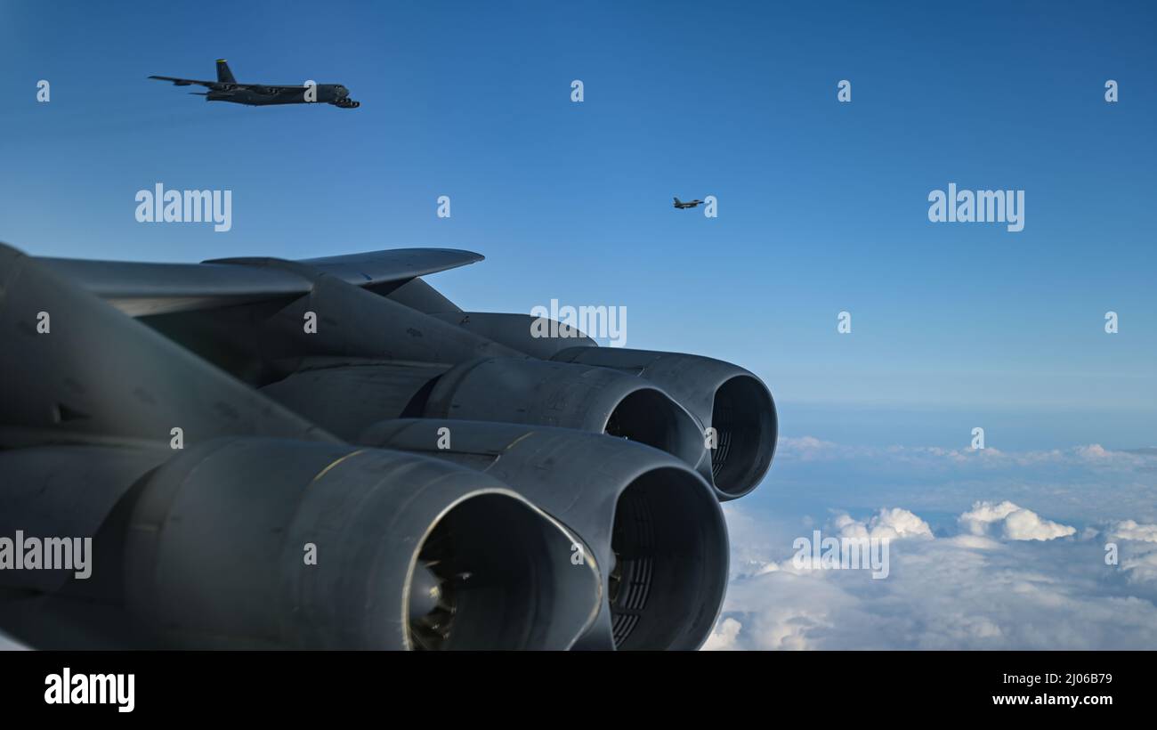 Zwei der Expeditionary Bomb Squadron 69., RAF Fairford, England, zugewiesene Stratofortress der US Air Force B-52H, fliegen eine routinemäßige und geplante Integrationsmission mit einer Hellenic Air Force F-16 Fighting Falcon während der Bomber Task Force Europe am 7. März 2022, einer langjährigen Abschreckungsmission. Die USA sind die einzige alliierte Nation, die strategische Bomberfähigkeiten unterhält und ihre globale Reichweite im Namen von Alliierten und Partnern auf der ganzen Welt ausübt – jederzeit und überall. (USA Air Force Foto von Tech. Sgt. Corban Lundborg) Stockfoto