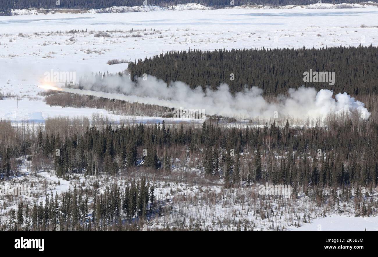 Ein High Mobility Artillery Rocket System (HIMARS) startet am 15. März 2022 in Fort Greely, AK, eine Rakete aus der Reichweite zur Unterstützung des 1. Stryker Brigade Combat Teams, 25. Infantry Division. Joint Pacific Multinational Readiness Center 22-02, ist die erste Rotation des Home Station Combat Training Center (HS-CTC) in Alaska, das sich auf großräumige Kampfeinsätze (LSCO) konzentriert und eine Trainingsveranstaltung für kaltes Wetter mit Situationalen Trainingsübungen (LFX) ist. (USA Armeefoto von SPC Alexander Johnson) Stockfoto