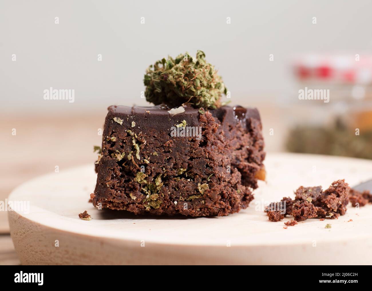 Schokoladen-Cupcake-Muffins mit Cannabisknospen. Marihuana Hanf medizinische Drogen in Lebensmitteln Dessert. Schokolade Kräuter Muffins Kochen. Marihuana-Kuchen auf einem braunen Stockfoto