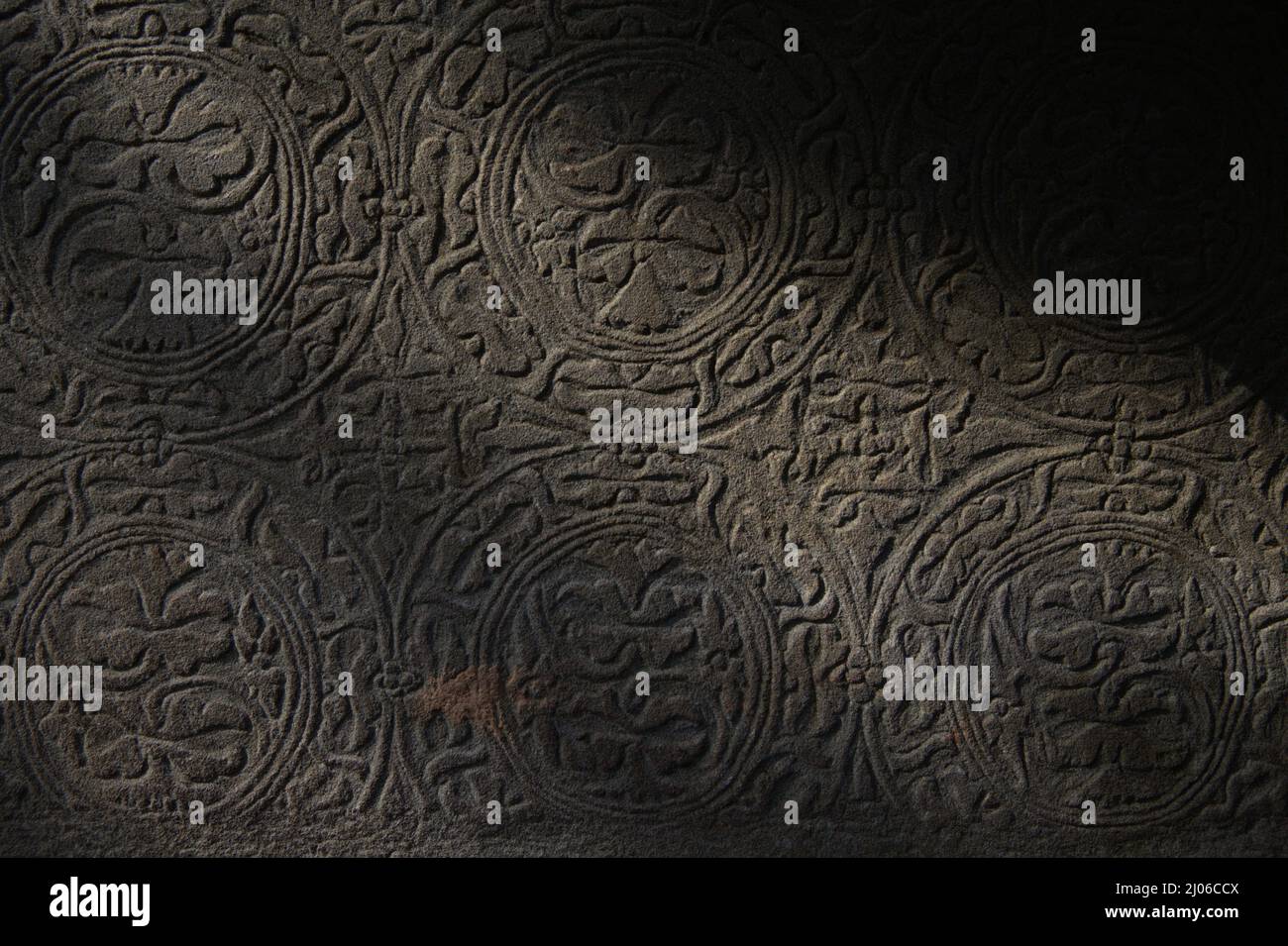 Alte Hieroglyphe in Ta Prohm antikes Kloster in Siem Reap, Kambodscha. Einst als Drehort für einen Hollywood-Film von 2001 verwendet Lara Croft: Tomb Raider mit Angelina Jolie und vor allem bekannt für seine riesigen Wurzeln aus wilden Bäumen, die tief zwischen den Steinen verwurzelt sind, war Ta Prohm ein Kloster für Studenten des Mahayana-Buddhismus, bevor es verlassen und für Hunderte von Jahren vergessen wurde. Stockfoto