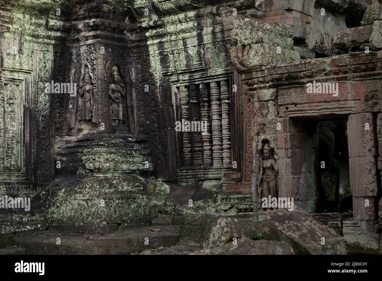 Bas-Relief einer apsara-Figur am Eingang, Ta Prohm, Siem Reap, Kambodscha. Einst als Drehort für einen Hollywood-Film von 2001 verwendet Lara Croft: Tomb Raider mit Angelina Jolie und vor allem bekannt für seine riesigen Wurzeln aus wilden Bäumen, die tief zwischen den Steinen verwurzelt sind, war Ta Prohm ein Kloster für Studenten des Mahayana-Buddhismus, bevor es verlassen und für Hunderte von Jahren vergessen wurde. Stockfoto