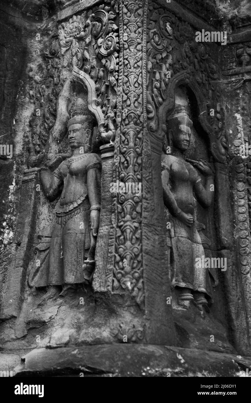 Apsara-Figur an der Wand von Ta Prohm, Siem Reap, Kambodscha (schwarz-weiße Version). Stockfoto